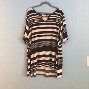 Avenue Tops - Avenue Black and White Shirt (Size: 30/32) Avenue Tops - Avenue Black and White Shirt (Size: 30/32)